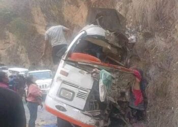 ओखलढुङ्गाबाट काठमाडौ आउदै गरेको बस दुर्घटना हुदा पाँच जनाको घटनास्थलमै मृत्यु, १९ घाइते