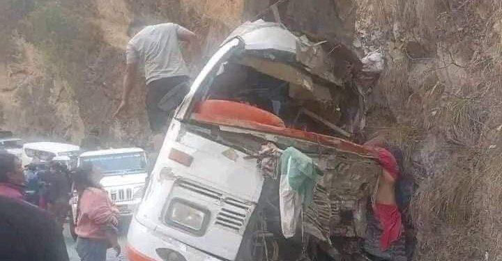 ओखलढुङ्गाबाट काठमाडौ आउदै गरेको बस दुर्घटना हुदा पाँच जनाको घटनास्थलमै मृत्यु, १९ घाइते