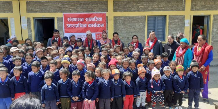 संस्थागत सामाजिक उत्तरदायित्व कार्यक्रम अन्तर्गत सनराईज बैंकले बिद्यालयलाई वितरण गर्यो न्यानो कपडा