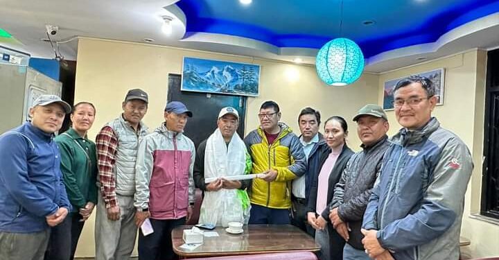 रामेछाप शेर्पा किदुकको व्यानर सगरमाथामा फरफराईने