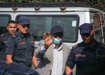 प्रहरी हिरासतबाट म्याद थपका लागि बुधबार दिउँसो अदालत लगिँदै गरेका पूर्वगृहमन्त्री खाँण।