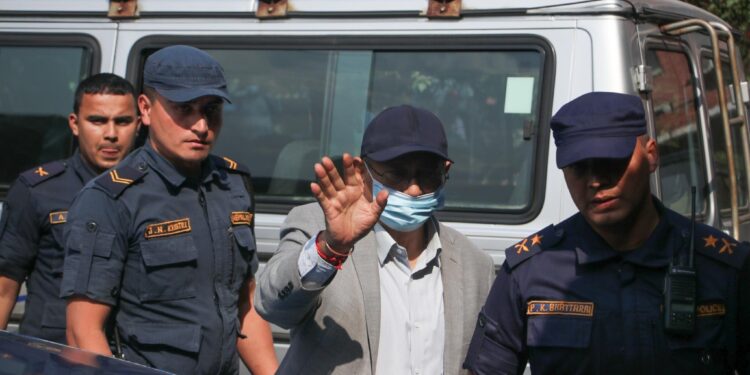 प्रहरी हिरासतबाट म्याद थपका लागि बुधबार दिउँसो अदालत लगिँदै गरेका पूर्वगृहमन्त्री खाँण।