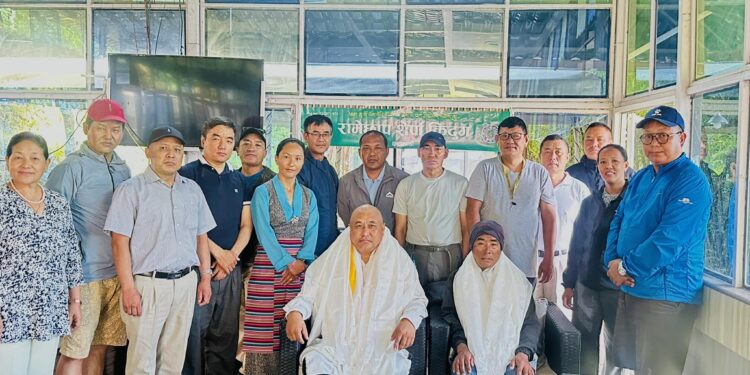 सगरमाथाको सफल आरोही शेर्पा र मदिरा व्यवसाय संघ अध्यक्ष शेर्पा एकसाथ सम्मानित