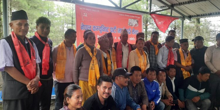 एमालेको दर्जनौं नेता कार्यकर्ता नेकपा (माओवादी केन्द्र)मा प्रवेश