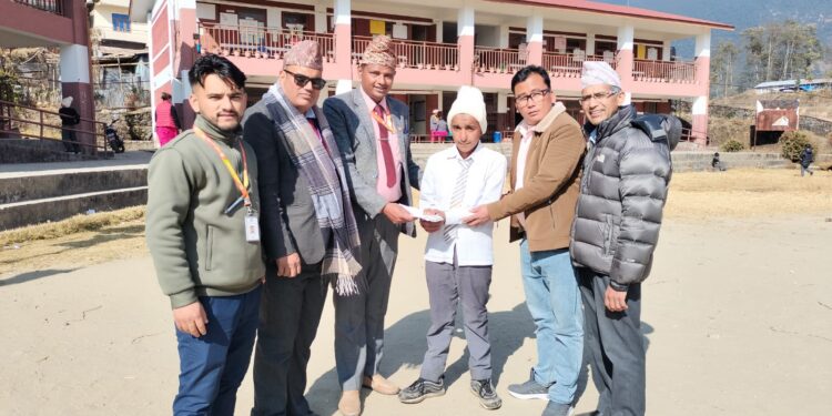 छात्रवृत्ति वितरण; लक्ष्मी सनराइज बैंक बाम्ती शाखा